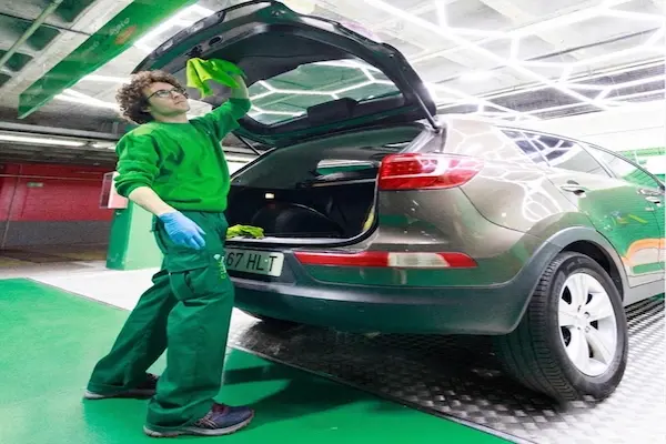 Coche blanco en parking subterráneo de Green Wash