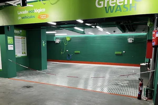 Coche blanco en parking subterráneo de Green Wash